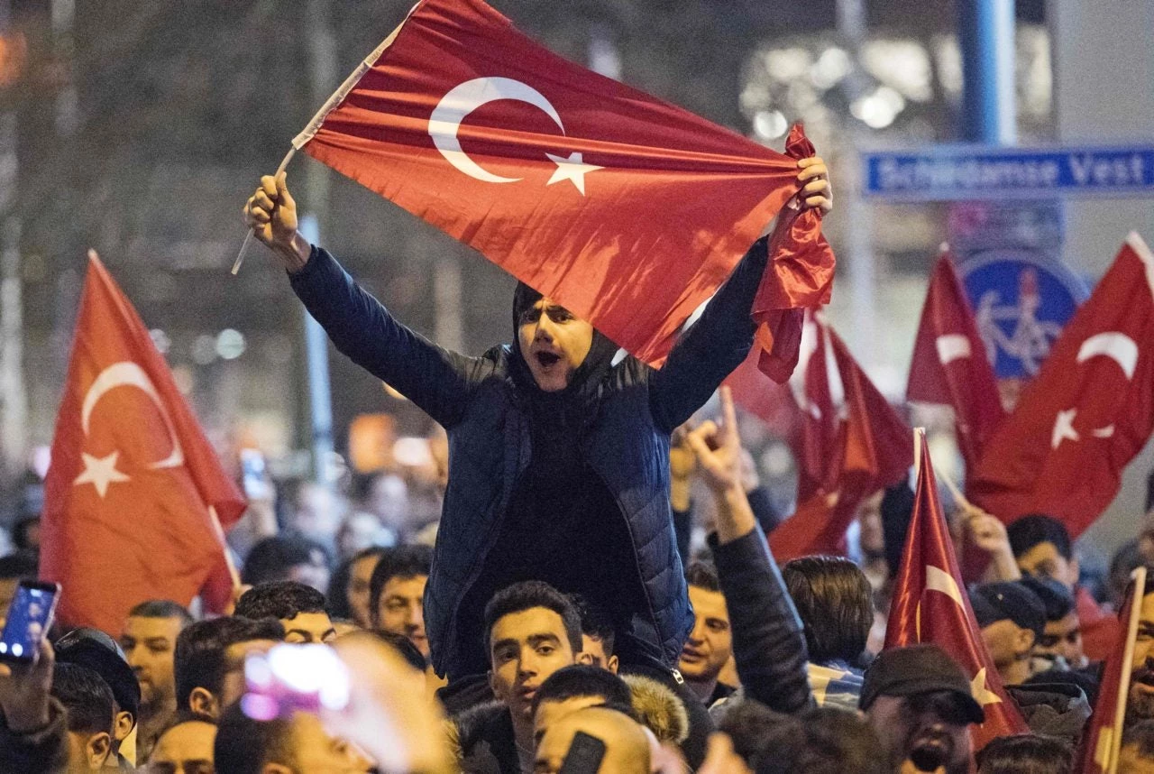 Τουρκάλα συγγραφέας που κινδυνεύει με ισόβια: «Η Τουρκία του Ερντογάν μοιάζει με τη Γερμανία λίγο πριν τους Ναζί»